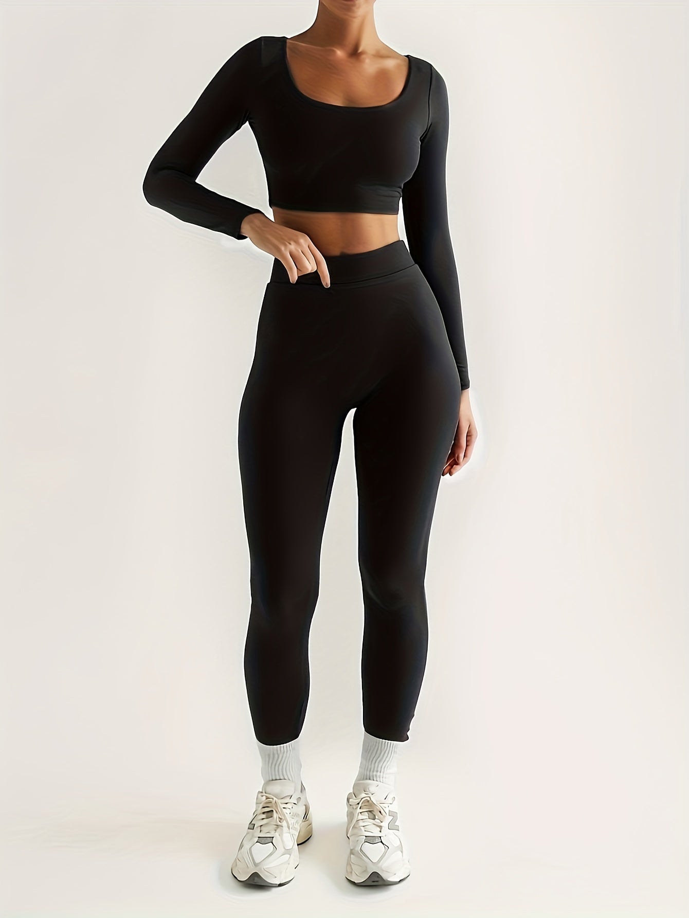Sportig crop top med låga ärmar och smala byxor