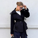 Avslappnad höstkappa med förtjockad krage, V-ringning och dragsko i midjan