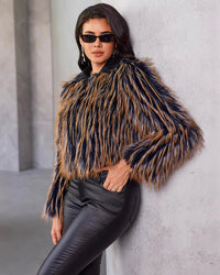 Varm, tvåfärgad pälskappa för vintern