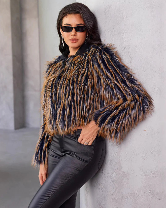 Varm, tvåfärgad pälskappa för vintern