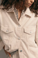 Zyoa beige jeansjacka med knappar och långa ärmar