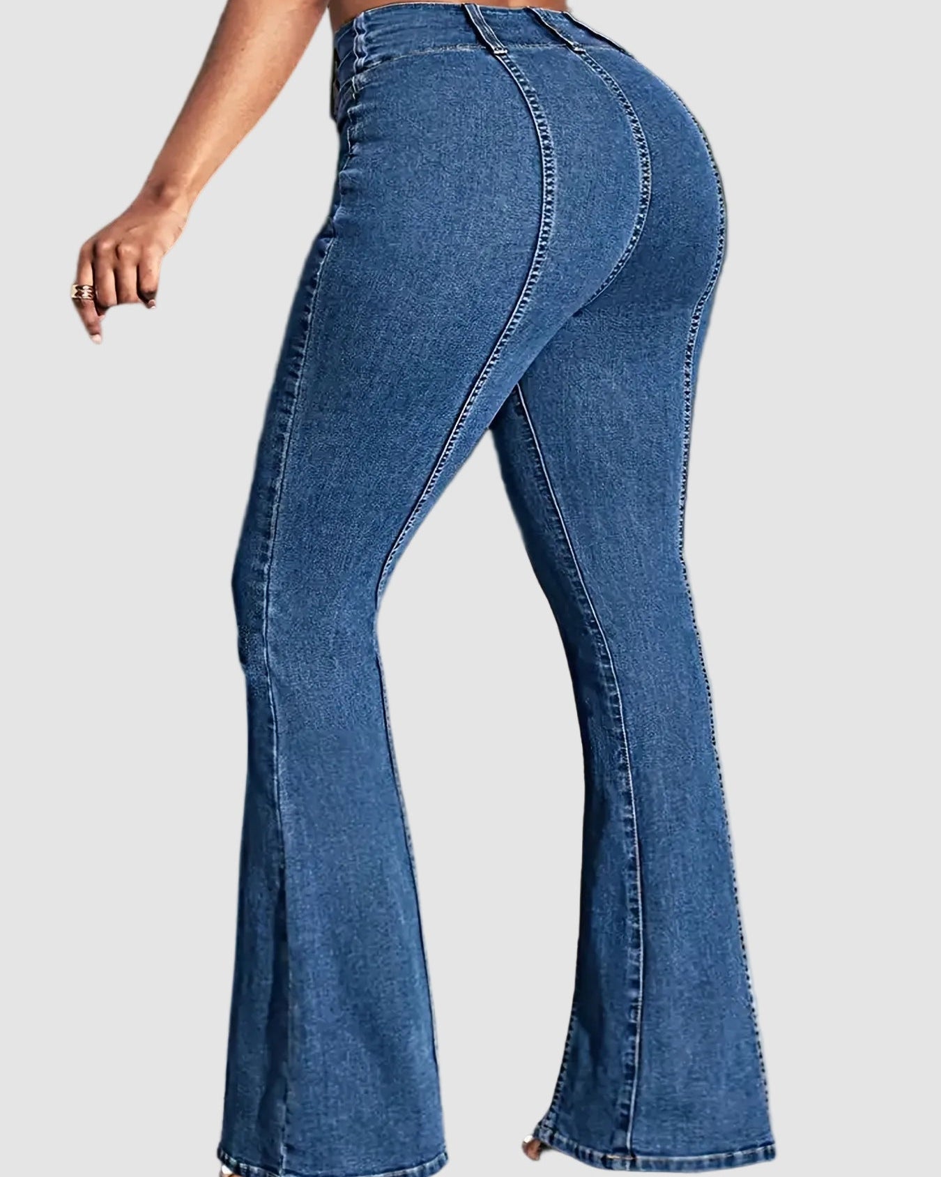 Högmidjade, elastiska utsvängda jeans med sömmar fram och bak