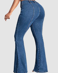 Högmidjade, elastiska utsvängda jeans med sömmar fram och bak