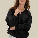 V-ringad tröja med handbroderad design