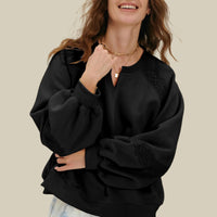 V-ringad tröja med handbroderad design