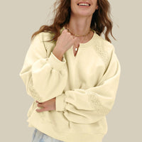 V-ringad tröja med handbroderad design