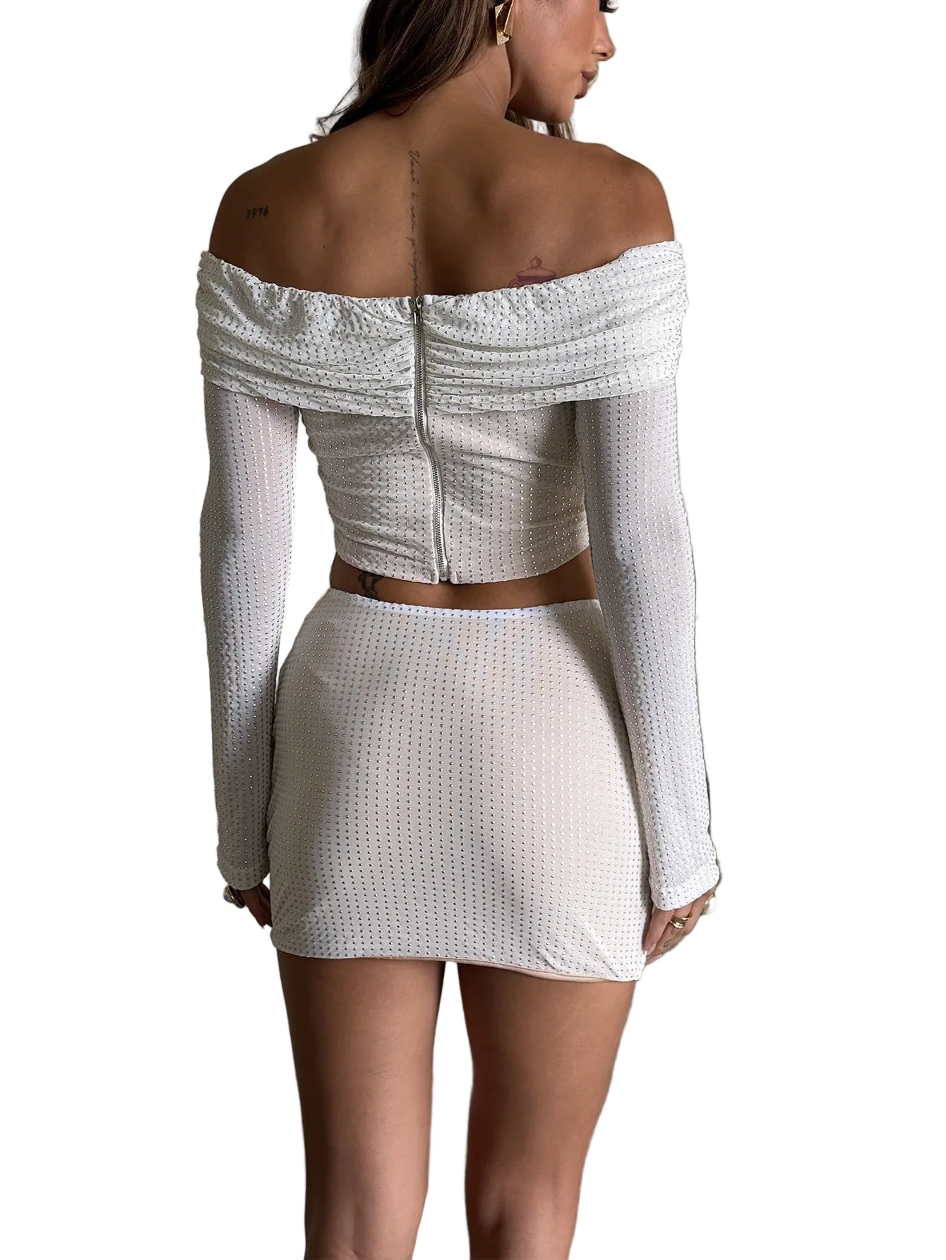 Vitt Iris-set bestående av en långärmad t-shirt och en kort kjol