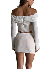 Vitt Iris-set bestående av en långärmad t-shirt och en kort kjol