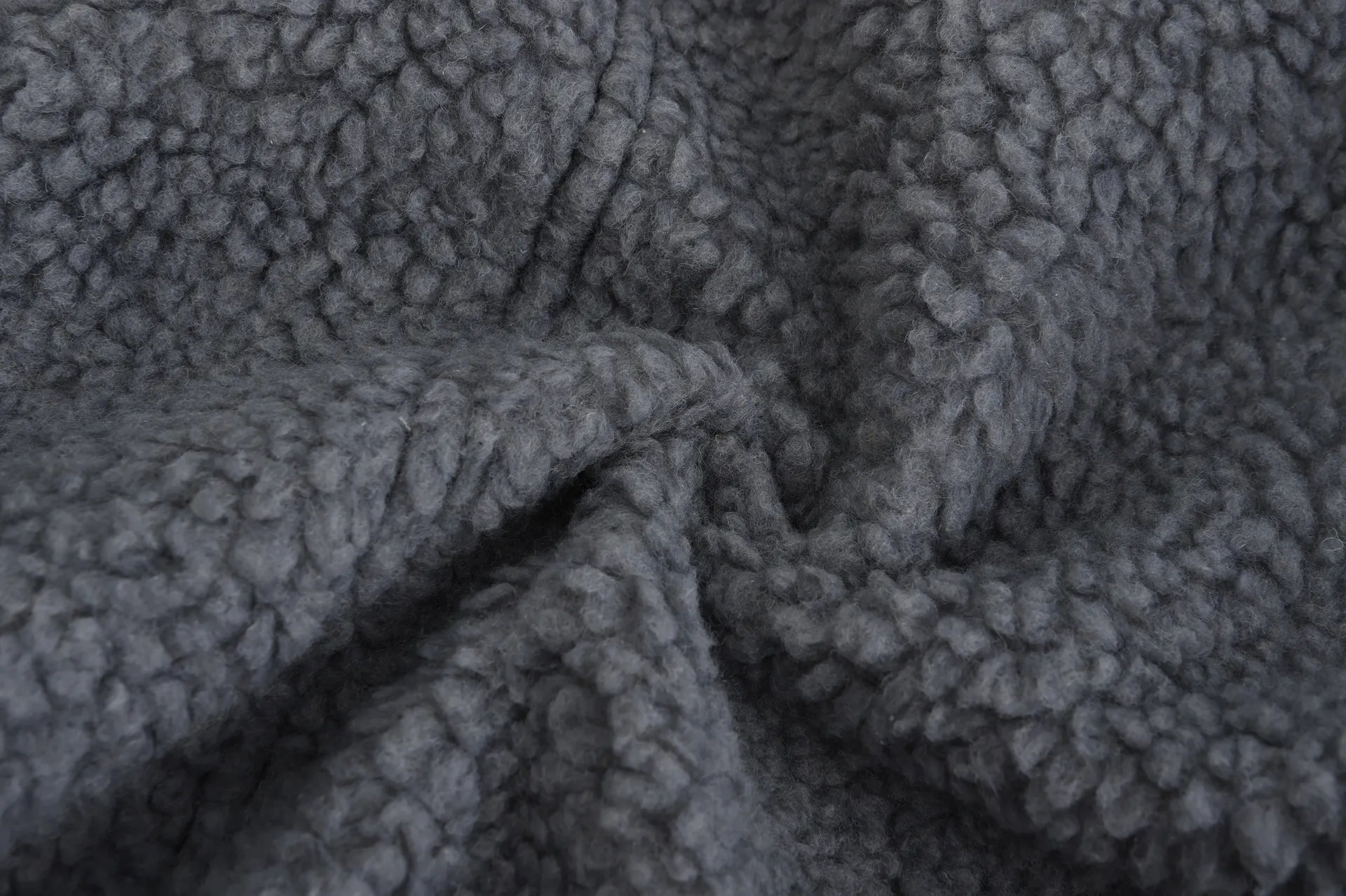 Tjock pälskapa med långa ärmar och hög krage