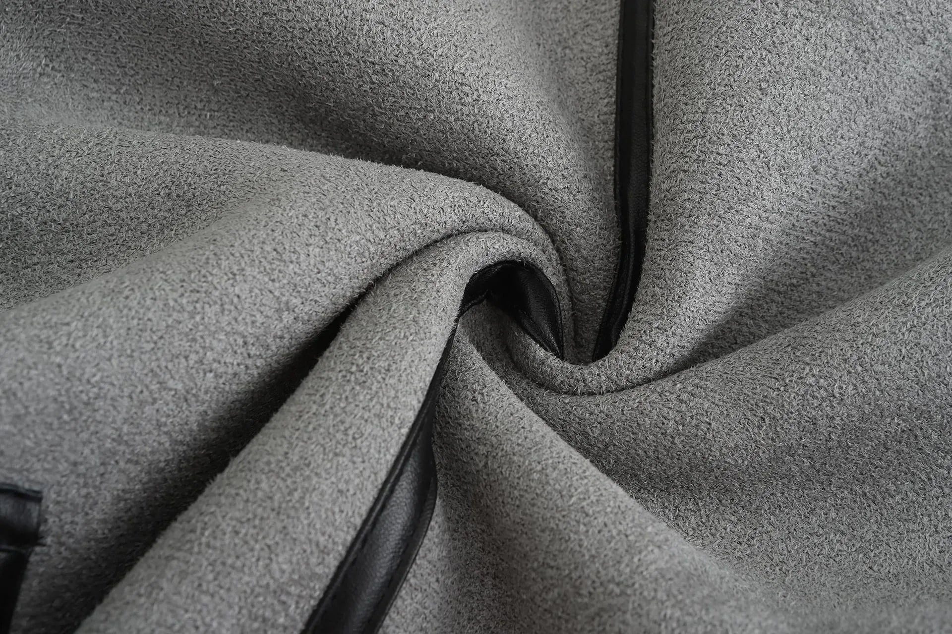 Tjock pälskapa med långa ärmar och hög krage