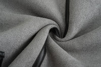 Tjock pälskapa med långa ärmar och hög krage