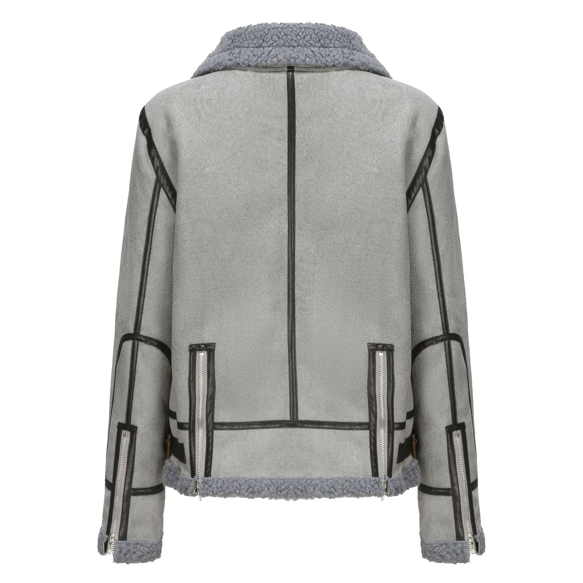 Tjock pälskapa med långa ärmar och hög krage