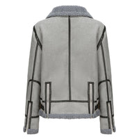 Tjock pälskapa med långa ärmar och hög krage