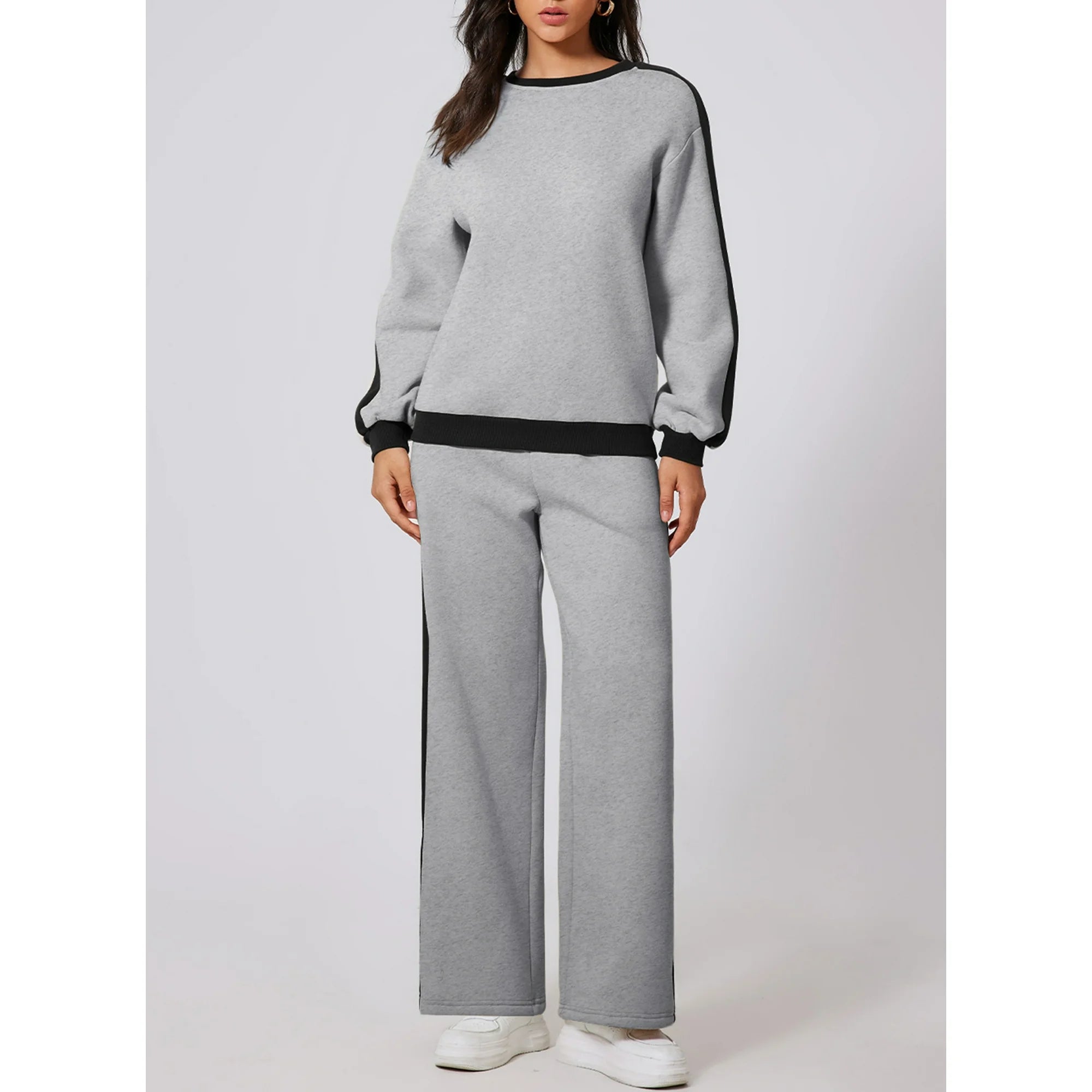 Träningsoverall med utsvängda byxor och huvtröja