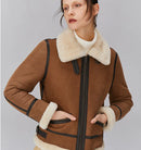 Tjock pälskapa med långa ärmar och hög krage