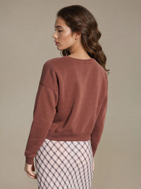 Vanlig tröja med rund krage och nedsänkta axlar