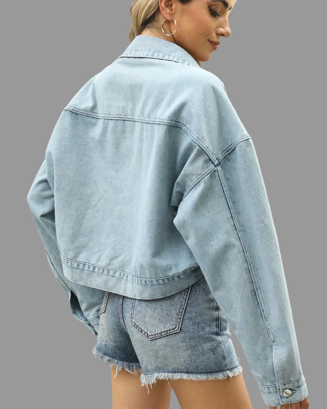 Löst sittande jeansjacka med nitmönster och långa ärmar