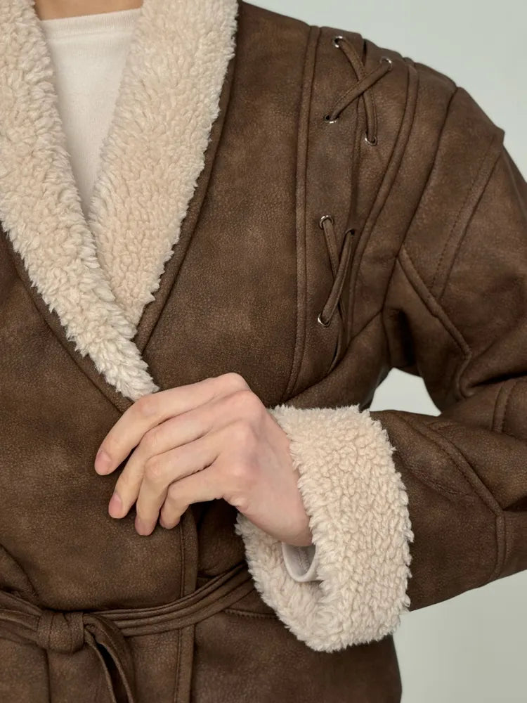 Brun eko-läderjacka med pälskrage och bälte i midjan