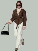 Brun eko-läderjacka med pälskrage och bälte i midjan