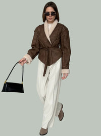 Brun eko-läderjacka med pälskrage och bälte i midjan