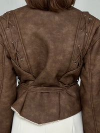 Brun eko-läderjacka med pälskrage och bälte i midjan