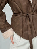 Brun eko-läderjacka med pälskrage och bälte i midjan