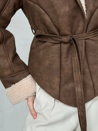 Brun eko-läderjacka med pälskrage och bälte i midjan