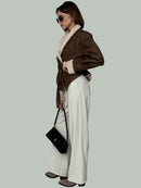 Brun eko-läderjacka med pälskrage och bälte i midjan