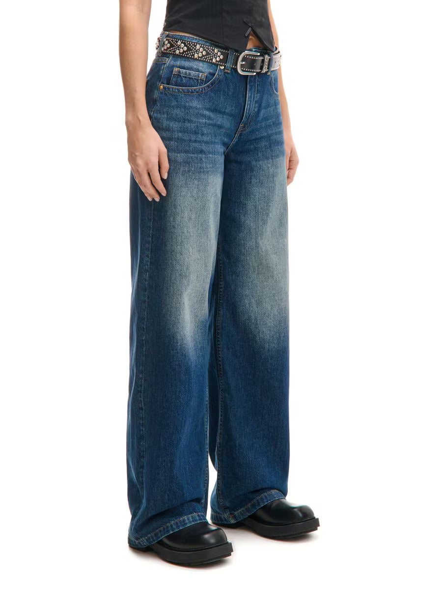 Avslappnade blåjeans med fickor och utsvängda mönster