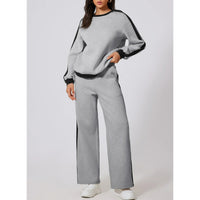 Träningsoverall med utsvängda byxor och huvtröja