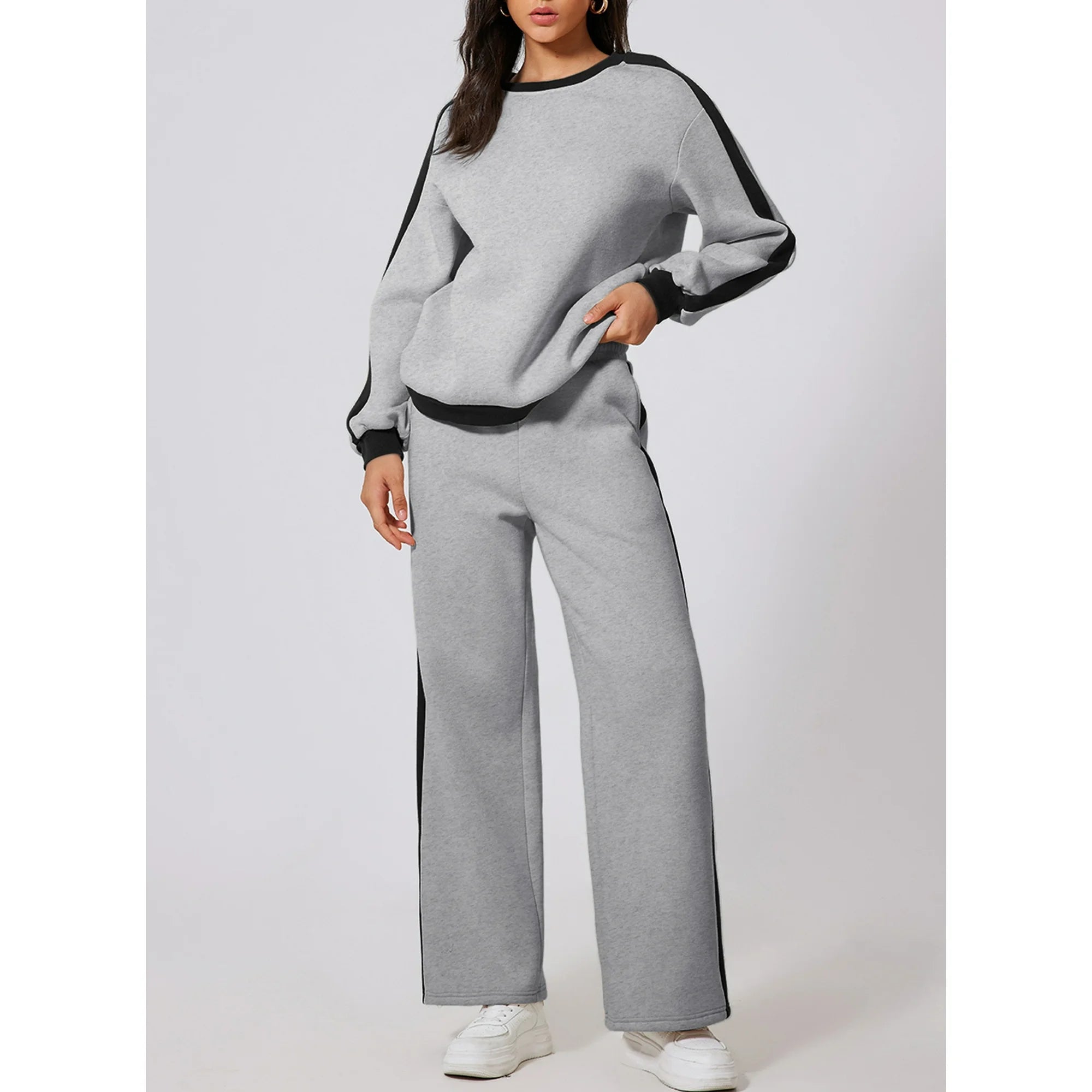 Träningsoverall med utsvängda byxor och huvtröja