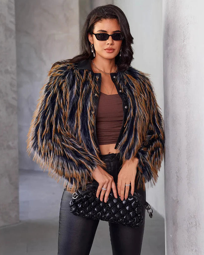 Varm, tvåfärgad pälskappa för vintern