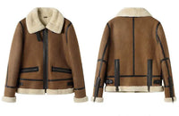 Tjock pälskapa med långa ärmar och hög krage