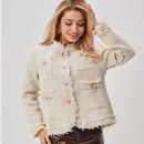 Myrra jacka med avslappnad passform, i ett enkelt beige rutmönster.