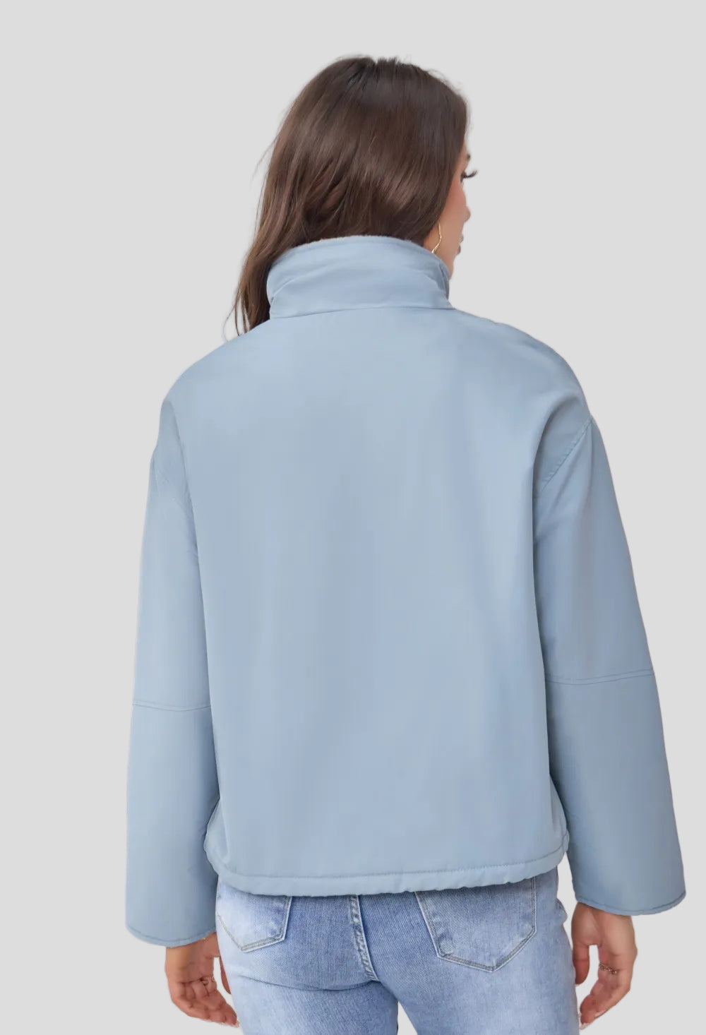 Jacka med hög krage, dragkedja och fickor