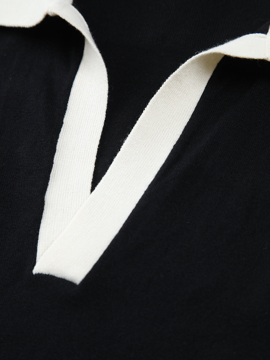 V-ringad tröjväst med kontrastfärgad krage