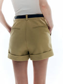 Khakifärgade shorts med hög midja