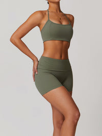 Sportigt kort halterneck-set med shorts