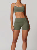 Sportigt kort halterneck-set med shorts