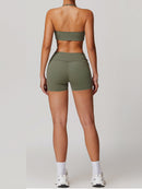 Sportigt kort halterneck-set med shorts