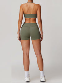 Sportigt kort halterneck-set med shorts
