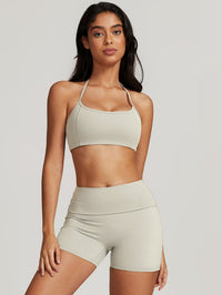 Sportigt kort halterneck-set med shorts