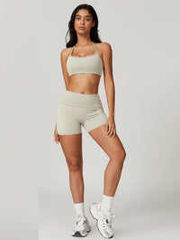 Sportigt kort halterneck-set med shorts