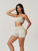 Sportigt kort halterneck-set med shorts