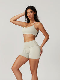 Sportigt kort halterneck-set med shorts