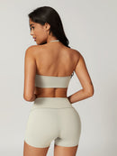 Sportigt kort halterneck-set med shorts