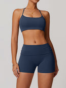 Sportigt kort halterneck-set med shorts