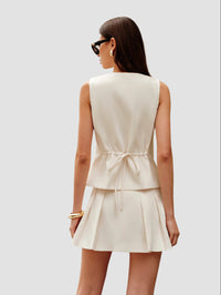 Elegant set med knäppt väst och minikjol