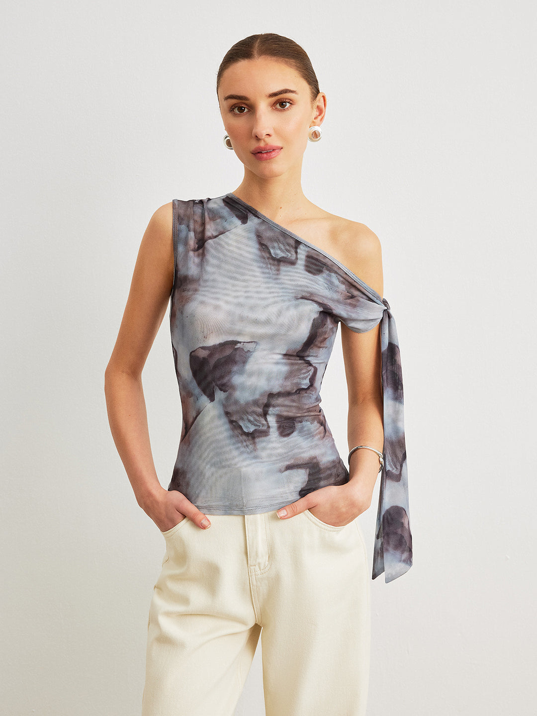 Draperad topp med asymmetrisk halsringning och mesh