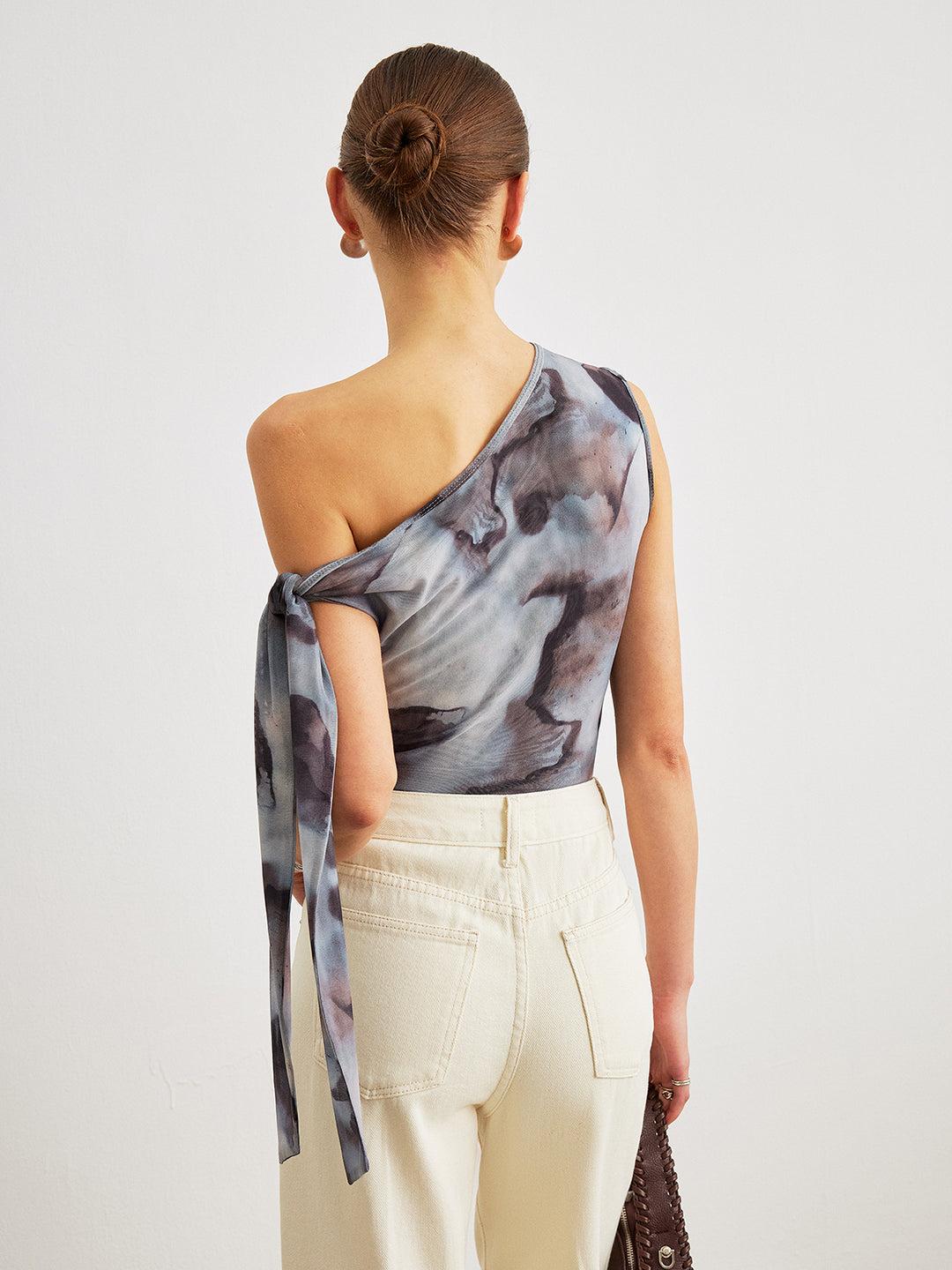 Draperad topp med asymmetrisk halsringning och mesh